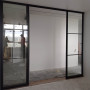Скляна розсувна перегородка Loft нижньоопорна система чорний профіль
